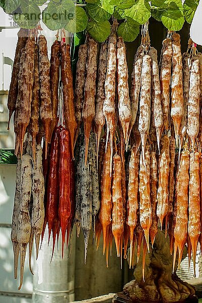 Traditionelle würstchenförmige Bonbons mit Walnussfüllung