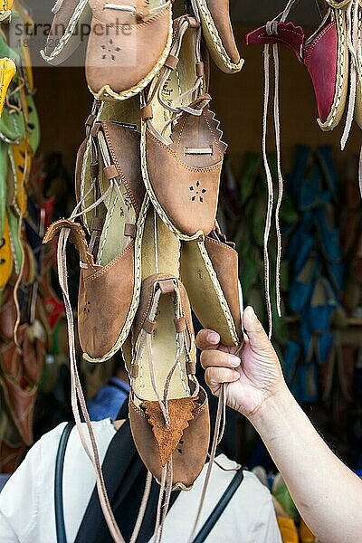 Ein Satz traditioneller handgefertigter Lederschuhe auf einem Basar