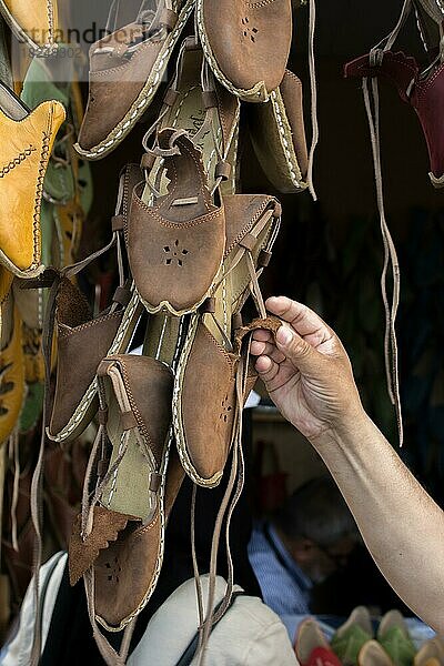 Ein Satz traditioneller handgefertigter Lederschuhe auf einem Basar