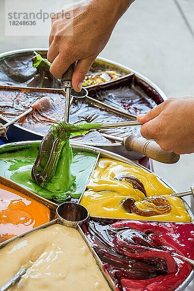 Alte traditionelle türkisch-osmanische handgemachte Stangenbonbons  Macun