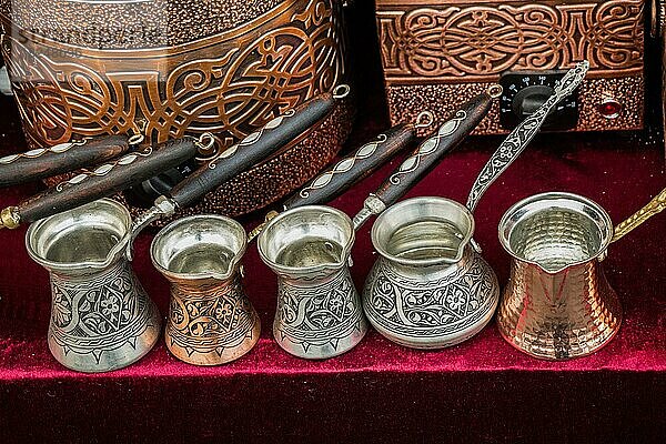 Türkische Kaffeekannen aus Metall im traditionellen Stil