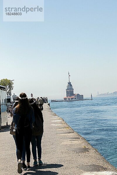 Menschen auf dem Weg zum Maidens Tower in der Mitte des Bosporus