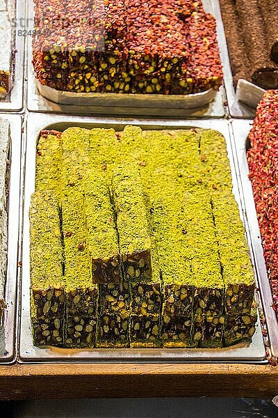 Traditionelle türkische Süßigkeiten zum Verkauf auf dem Basar