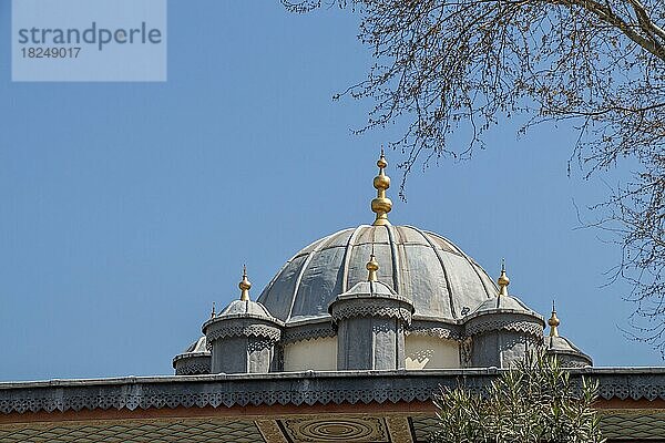 Außenansicht einer Kuppel in osmanischer Architektur in Istanbul  Türkei  Asien