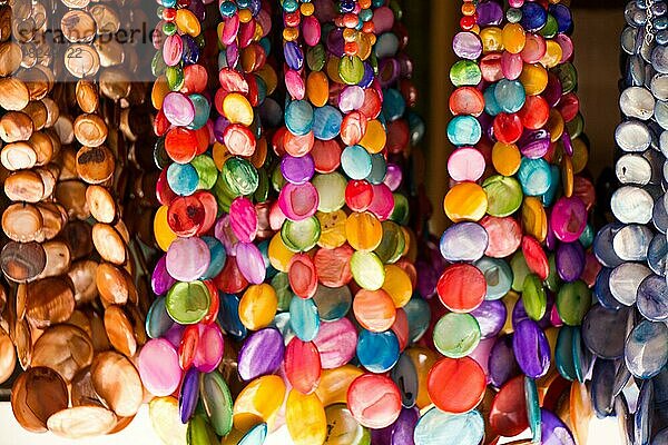 Bunte Perlen in verschiedenen Farben auf einem Markt