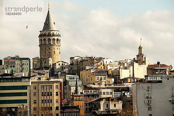 Blick auf den Galata-Turm vom Goldenen Horn von Istanbul
