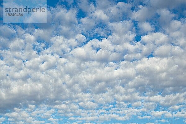 Weiße Wolken sind in den blauen Himmel Hintergrund