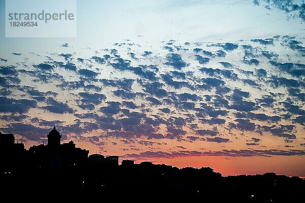 Dunkle und graue Wolken stehen am Himmel