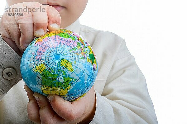 Baby hält einen kleinen Globus in der Hand auf weißem Hintergrund