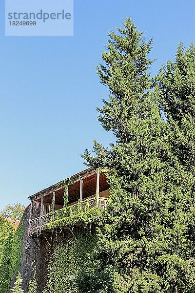 Balkon eines traditionellen georgischen Holzhauses in Tiflis  Georgien  Asien