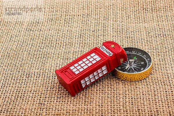 Kompass und rote Farbe Telefonzelle auf Leinwand Hintergrund