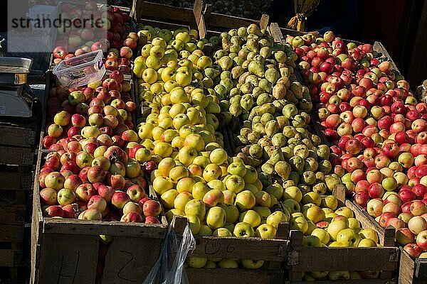 Frische Äpfel auf einem Markt in der Auslage