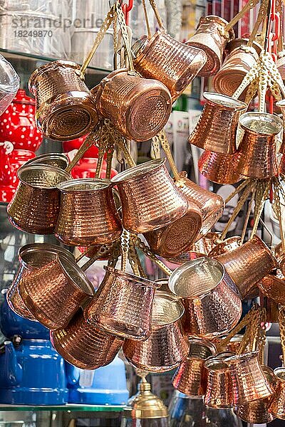 Türkische Kaffeekannen aus Metall im traditionellen Stil