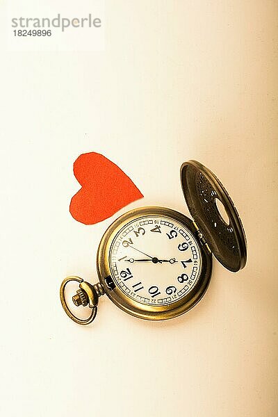 Liebeskonzept zum Valentinstag auf Retro-Uhr