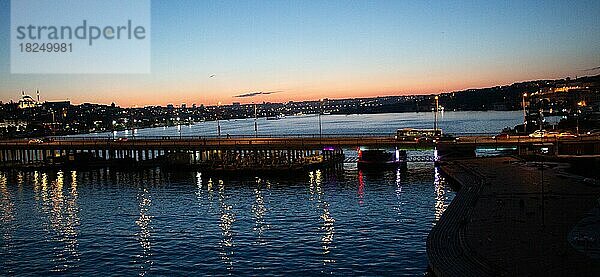 Atatürk-Brücke am Goldenen Horn bei Nacht auf dem Display