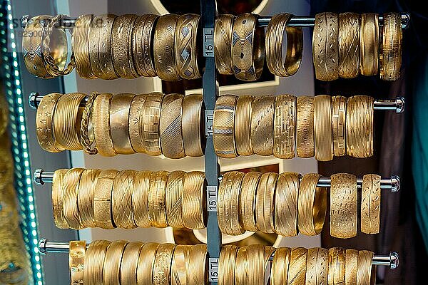 Auslage mit Dutzenden von goldenen Armbändern und Armreifen