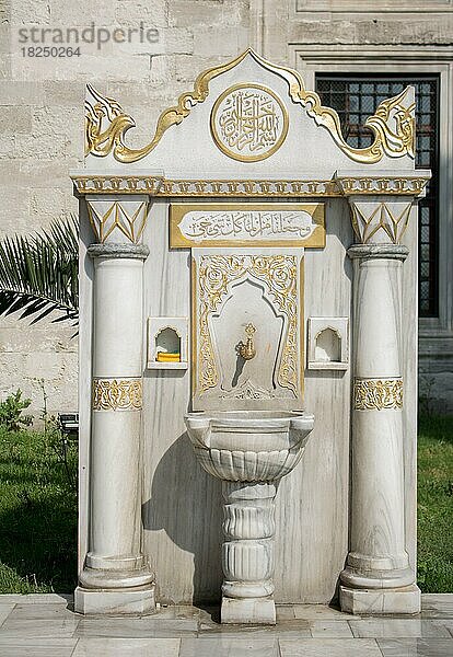 Antiker Brunnen im türkisch-osmanischen Stil in Sicht