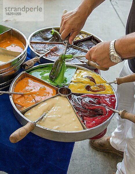 Alte traditionelle türkisch-osmanische handgemachte Stangenbonbons  Macun