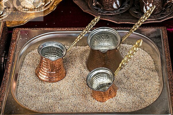 Türkische Kaffeekannen aus Metall im traditionellen Stil
