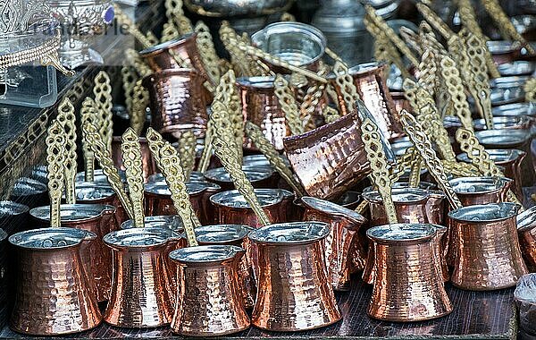 Türkische Kaffeekannen im traditionellen Stil