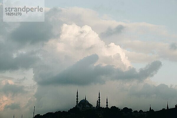 Stanbul Stadt Skyline. Reisen Türkei Hintergrund. Urban Panoramablick