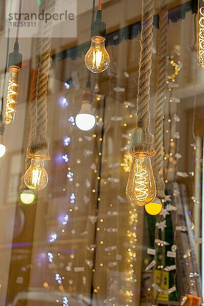 Dekorative antike Edison-Stil Glühbirnen hängend