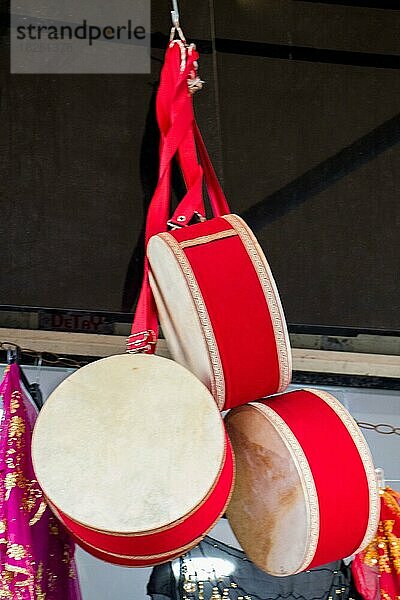 Traditionelle Trommeln als Musikinstrument auf einem Markt