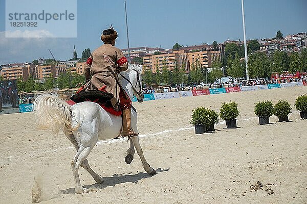 Osmanischer Reiter in seiner ethnischen Kleidung auf seinem Pferd