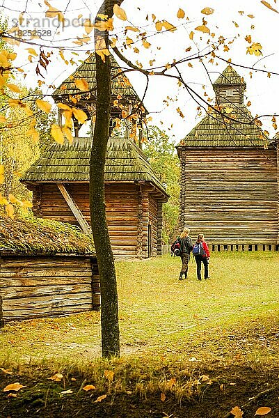 Traditionelles ukrainisches Landhaus mit Strohdach