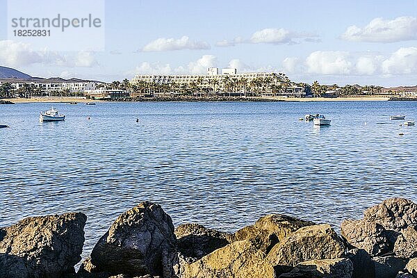 Blick auf den Ferienort Costa Teguise mit Booten im Vordergrund  Lanzarote  Kanarische Insel  Spanien  Europa