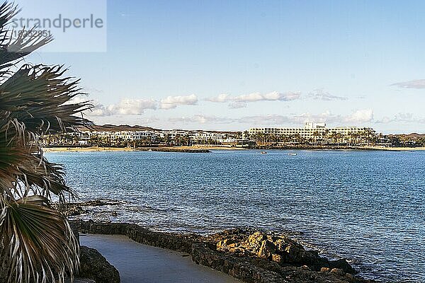 Blick auf den Ferienort Costa Teguise  Lanzarote  Kanarische Insel  Spanien  Europa