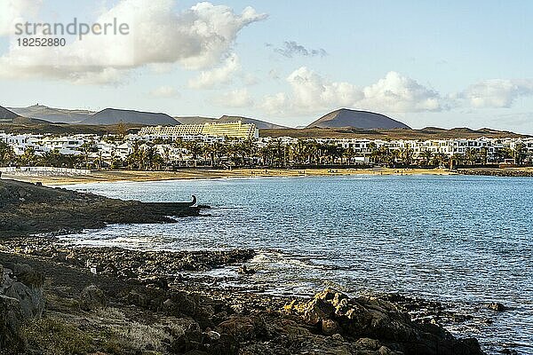 Blick auf den Ferienort Costa Teguise  Lanzarote  Kanarische Insel  Spanien  Europa