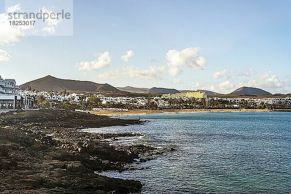 Blick auf den Ferienort Costa Teguise  Lanzarote  Kanarische Insel  Spanien  Europa