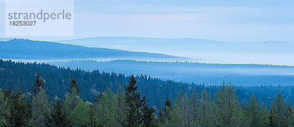 Panorama  Ausblick über endlose Wälder mit Morgennebel  Fichtelgebirge  Oberfranken  Franken  Bayern  Deutschland  Europa