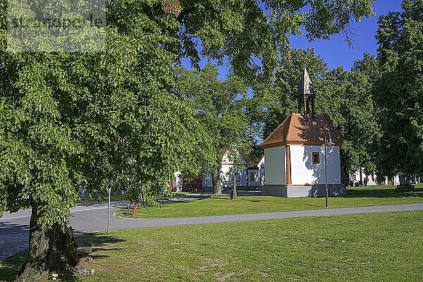 Kapelle im barocken Bauerndorf (Unesco)  Holasovice  Jiho?eský kraj  Tschechien  Europa