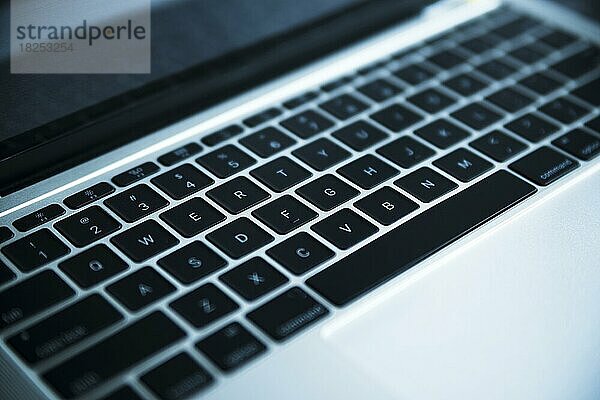 Graue Laptop-Tastatur in Großaufnahme