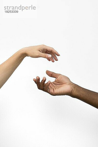 Multiracial Hände kommen zusammen 2  Auflösung und hohe Qualität schönes Foto