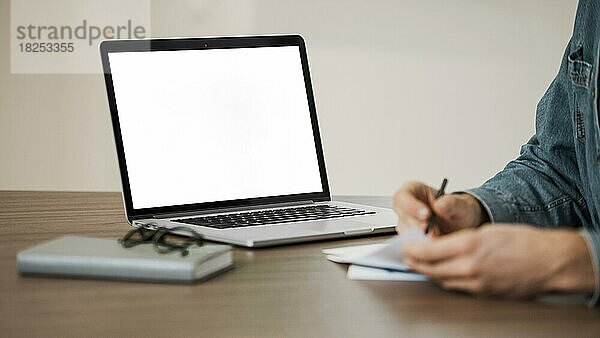 Minimalist office person copy space laptop 1  Auflösung und hohe Qualität schönes Foto