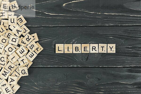 Liberty Wort hölzernen Hintergrund  Auflösung und hohe Qualität schönes Foto