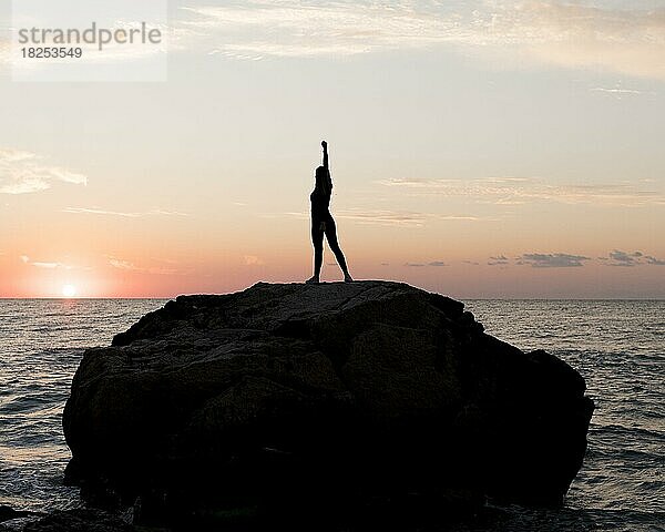 Long shot Frau Sportkleidung genießen Sonnenuntergang  Auflösung und hohe Qualität schönes Foto