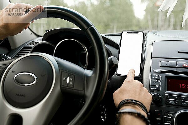 Mann stehend Fahrersitz mit Telefon. Auflösung und hohe Qualität schönes Foto