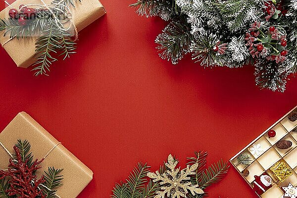 Roter Hintergrund mit Weihnachtsschmuck  Auflösung und hohe Qualität schönes Foto