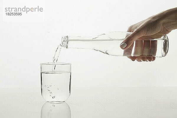 Person gießt Wasser Glas Vorderansicht. Auflösung und hohe Qualität schönes Foto