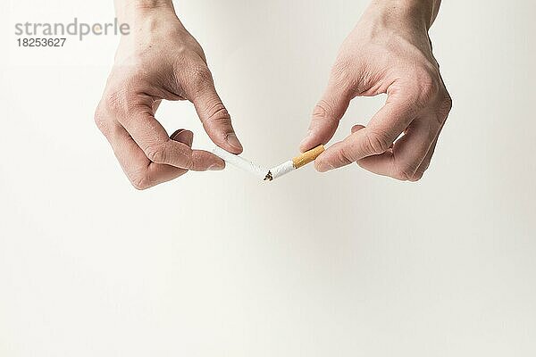 Person s Hand brechen Zigarette weißen Hintergrund  Auflösung und hohe Qualität schönes Foto