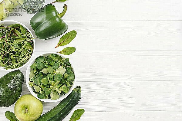 Overhead-Ansicht grün gesund frisches Gemüse weißen hölzernen Schreibtisch  Auflösung und hohe Qualität schönes Foto