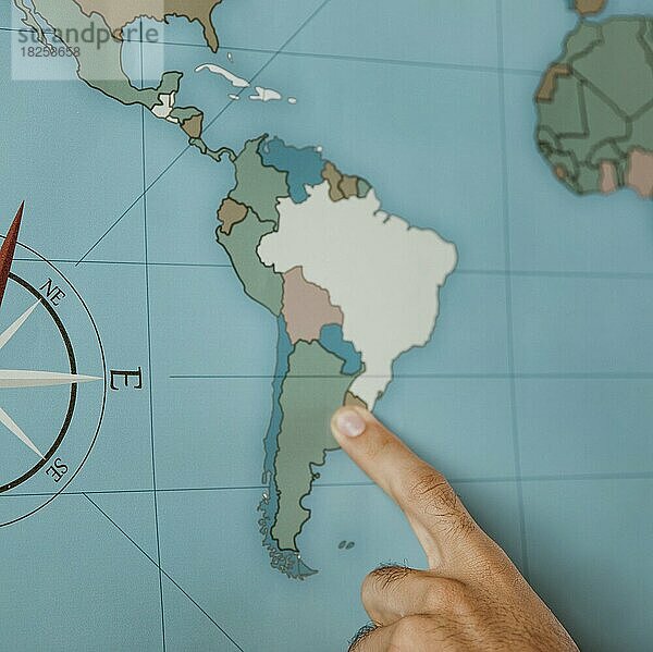 Person zeigt auf Südamerika Karte  Auflösung und hohe Qualität schönes Foto