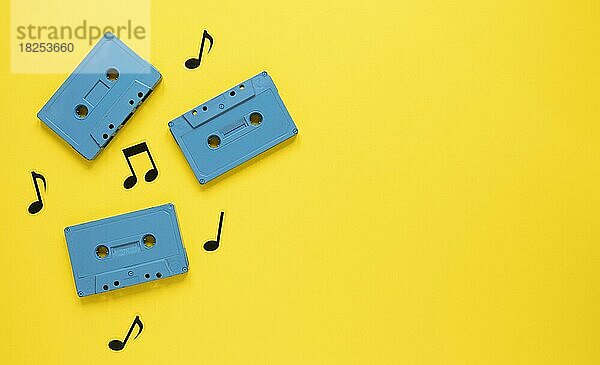 Radio-Konzept mit blauen Vintage-Kassetten  Auflösung und hohe Qualität schönes Foto