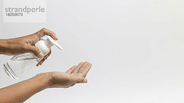 Person mit Handdesinfektionsmittel Gel Kopie Raum. Auflösung und hohe Qualität schönes Foto
