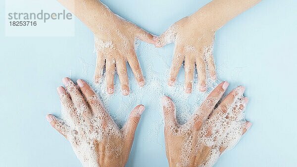 Person wäscht Hände mit Seife. Auflösung und hohe Qualität schönes Foto