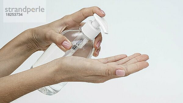 Person gießt flüssige Seife aus Flasche mit Kopierraum  Auflösung und hohe Qualität schönes Foto